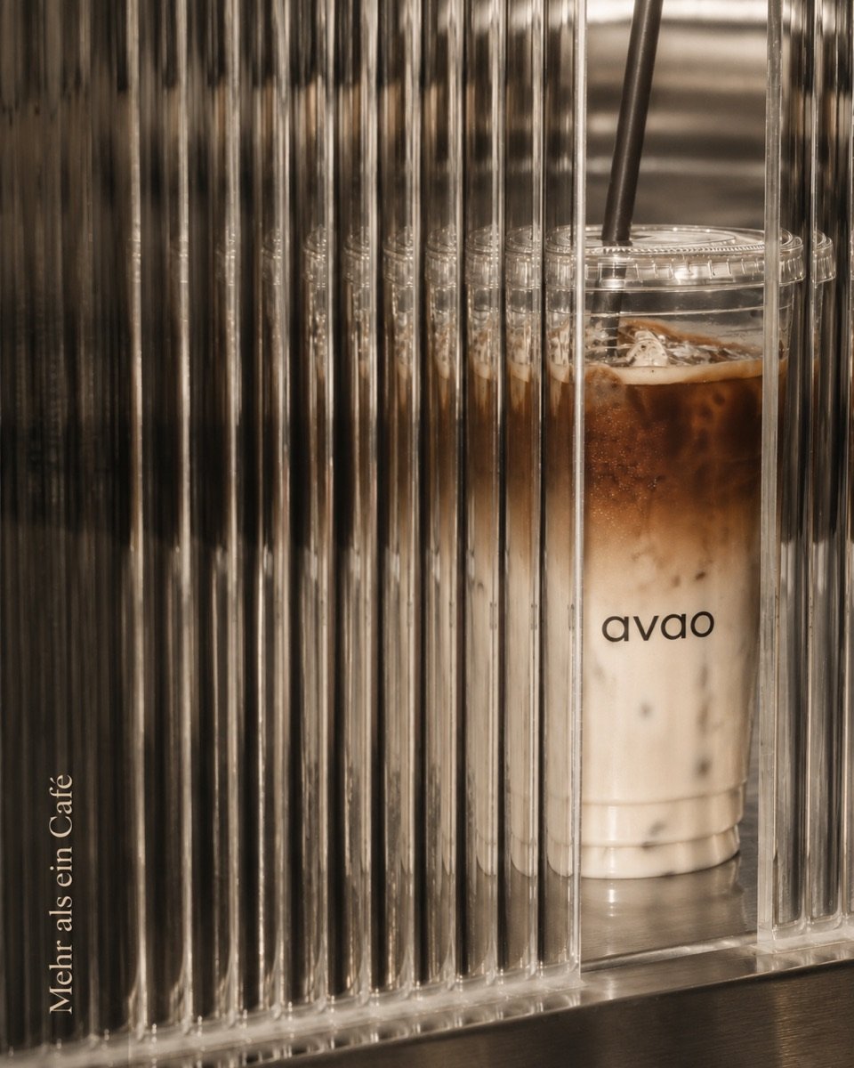 avao · Iced Coffee hinter Rillenglas
